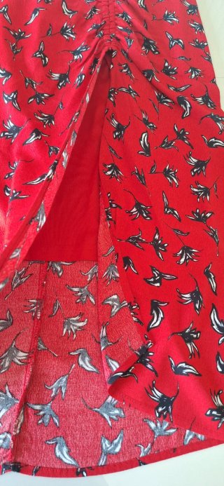 Falda midi roja con raja y estampado