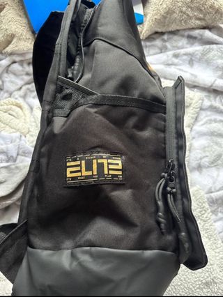 Mochila Nike Elite Negra y Dorada