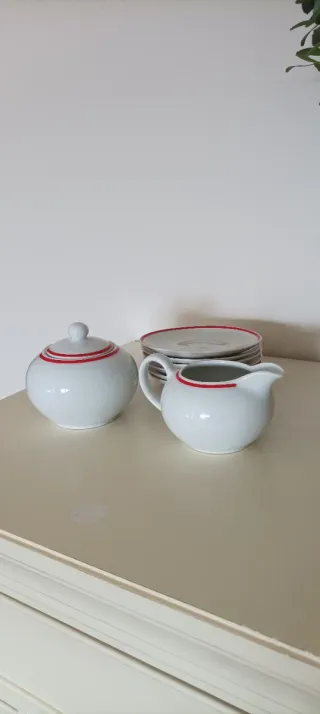 Azucarero y jarrita de porcelana