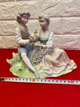 Figura de porcelana pareja enamorada