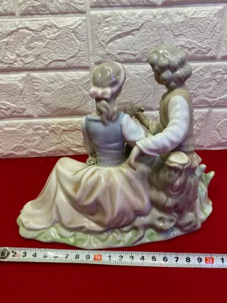 Figura de porcelana pareja enamorada
