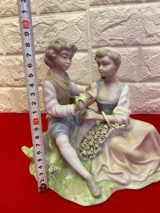 Figura de porcelana pareja enamorada