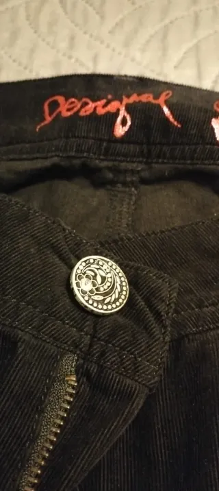 Pantalón pana Desigual Slim Fit negro