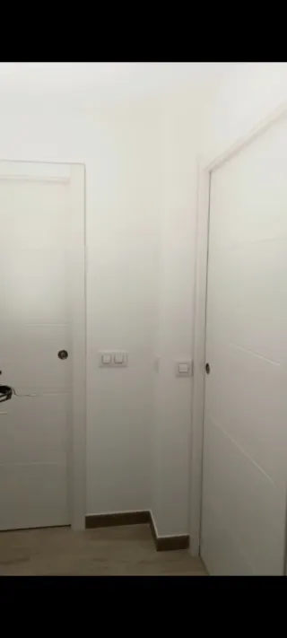 Puertas correderas blancas con moldura