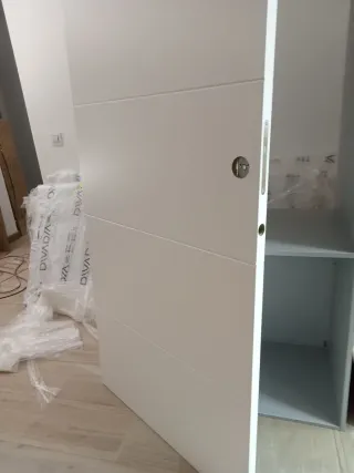 Puertas correderas blancas con moldura