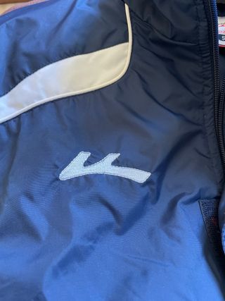 Chaquetón deportivo azul y blanco