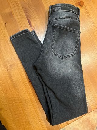 Vaqueros Stradivarius grises desgastados