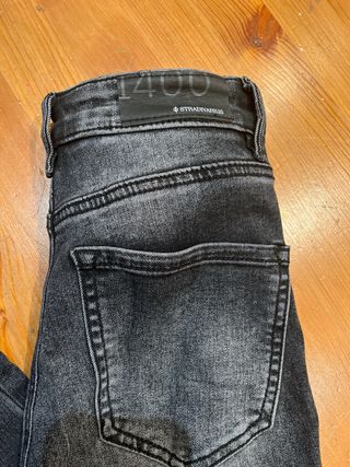 Vaqueros Stradivarius grises desgastados