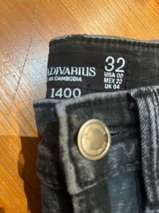 Vaqueros Stradivarius grises desgastados