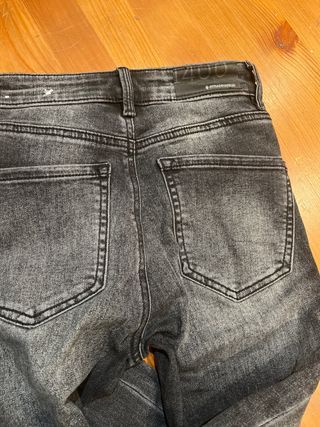 Vaqueros Stradivarius grises desgastados