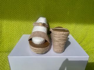 Zapatos de cuña beige