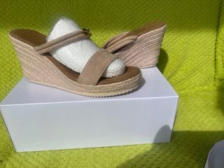 Zapatos de cuña beige