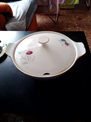 Sopera de porcelana blanca con detalles dorados