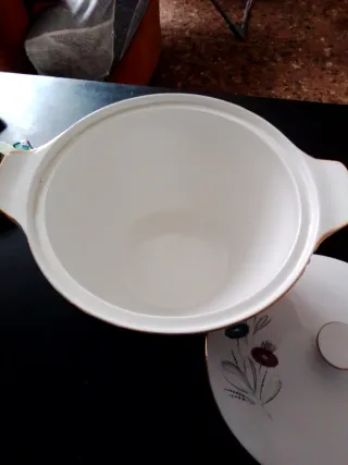 Sopera de porcelana blanca con detalles dorados