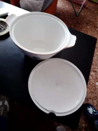 Sopera de porcelana blanca con detalles dorados