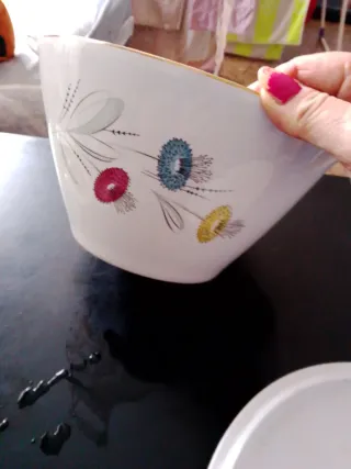 Sopera de porcelana blanca con detalles dorados