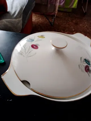 Sopera de porcelana blanca con detalles dorados