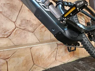 Protector  Megamo reason año 25/26 motor Avinox