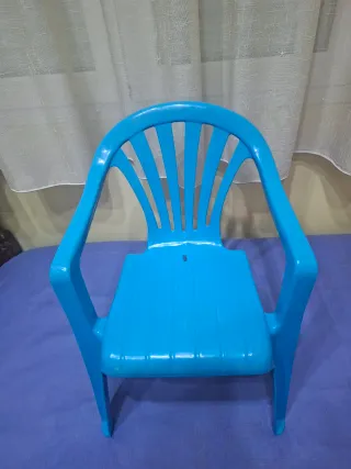 2 Sillas de plástico para niños: azul y roja