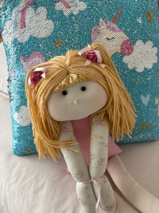 Muñeca y cojín decorativos infantiles