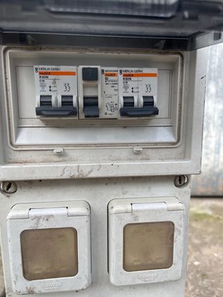 Cuadro eléctrico y alargador obra