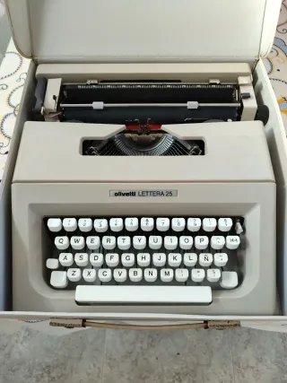 Máquina de escribir Olivetti Lettera 25