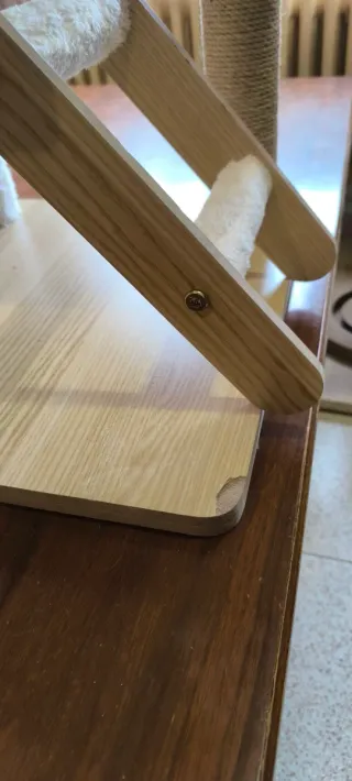 Árbol rascador para gatos de madera