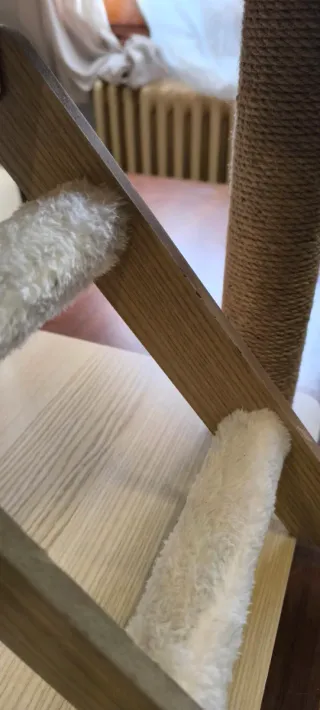 Árbol rascador para gatos de madera