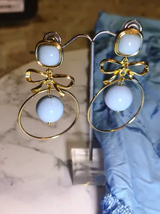 Mantón bordado azul y pendientes dorados