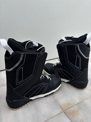 Botas de Snowboard Negras y Blancas