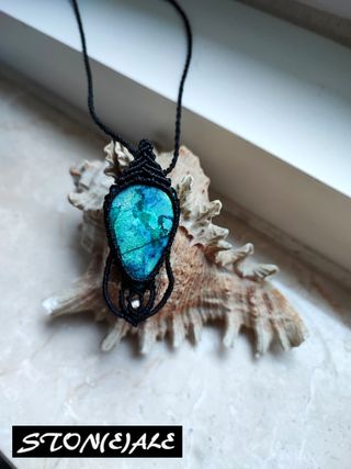 ciondolo in macrame con dioptasio