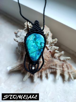 ciondolo in macrame con dioptasio