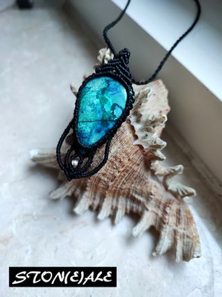 ciondolo in macrame con dioptasio