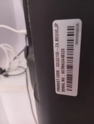 Televisor LG 32" con soporte de pared.