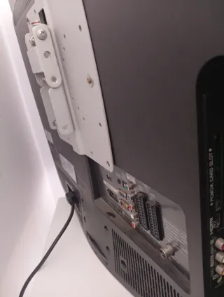 Televisor LG 32" con soporte de pared.