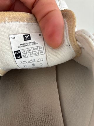 Zapatillas Veja blancas y beige