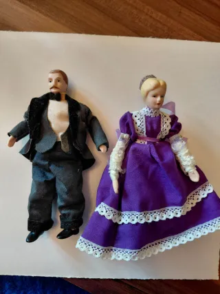 Coppia di figure in porcellana per case delle bambole