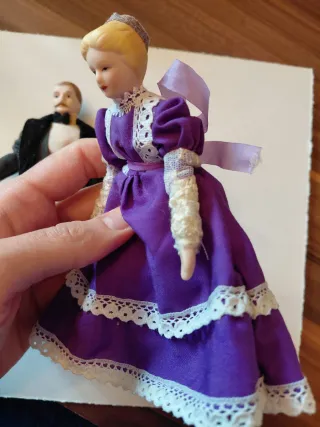 Coppia di figure in porcellana per case delle bambole