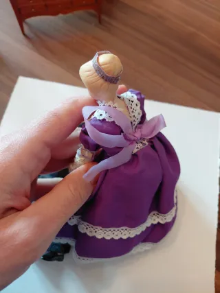 Coppia di figure in porcellana per case delle bambole