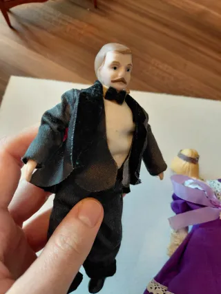 Coppia di figure in porcellana per case delle bambole