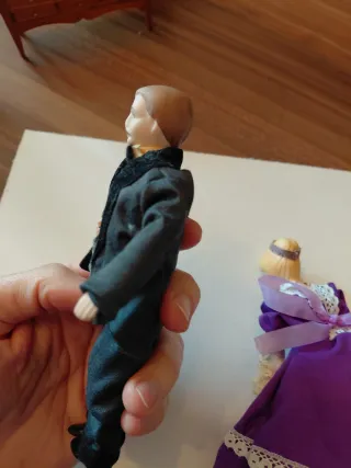 Coppia di figure in porcellana per case delle bambole