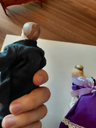 Coppia di figure in porcellana per case delle bambole