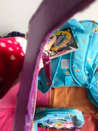 Mochila y neceseres Baby Shark