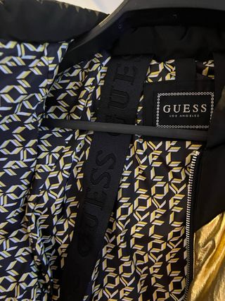 Cazadora Guess Negra y Dorada