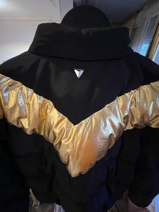 Cazadora Guess Negra y Dorada