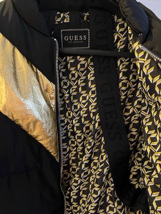 Cazadora Guess Negra y Dorada