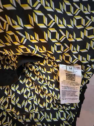 Cazadora Guess Negra y Dorada