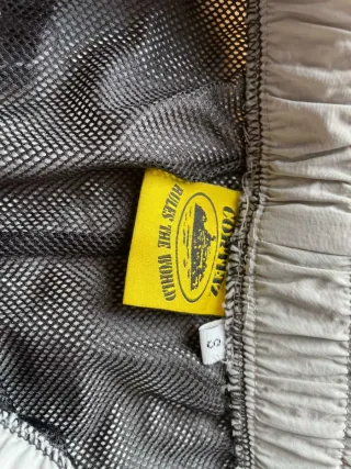 Pantalones cortos Corteiz grises y blancos