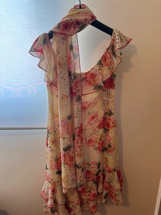 Vestido veraniego floral con volantes