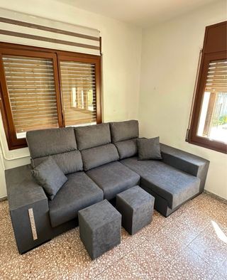 Sofá esquinero beige y varios colores